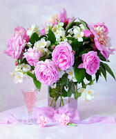 Без бренда «Нежный букетик с розами и настойка» в Новороссийске в интернет-магазине  Без бренда «Нежный букетик с розами и настойка» в Новороссийске