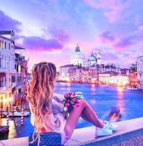 Девушка любуется видами Венеции